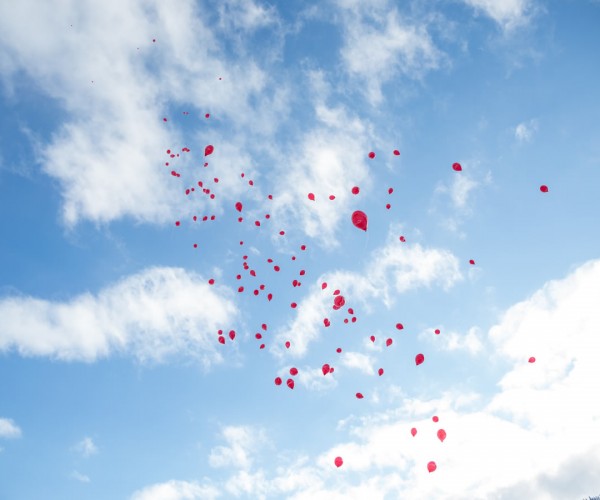 Die Luftballons fliegen in den Winterhimmel von Kleinarl