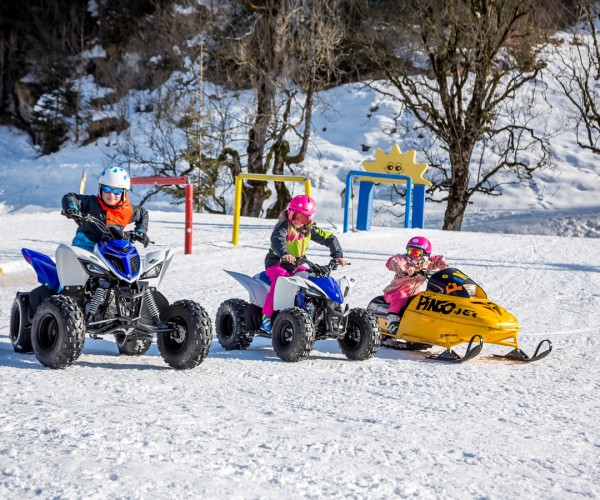 Quad und Skidoo fahren - das ist Action und Spaß im Skiurlaub mit der Familie