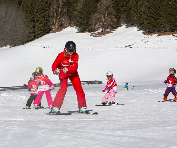 Mit Spiel und Spaß das Skifahren erlernen!