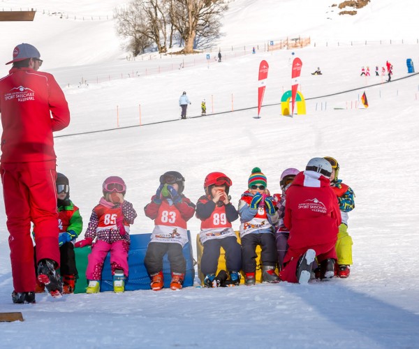 Unsere Skilehrer kümmern sich um Ihre Kinder im Familienskiurlaub in Kleinarl