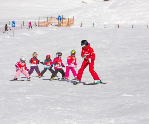 Skikurs mit ausgebildeten Skilehrern und Skilehrerinnen