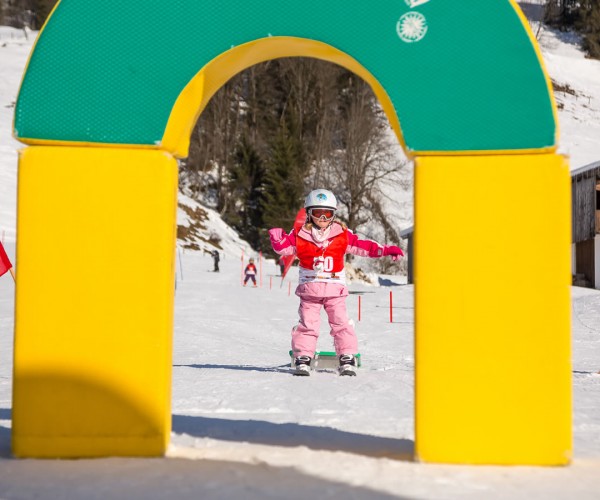 Bunte Spiel- und Unterrichtsmaterialien für das spielerische Lernen des alpinen Skisports im Salzburger Land