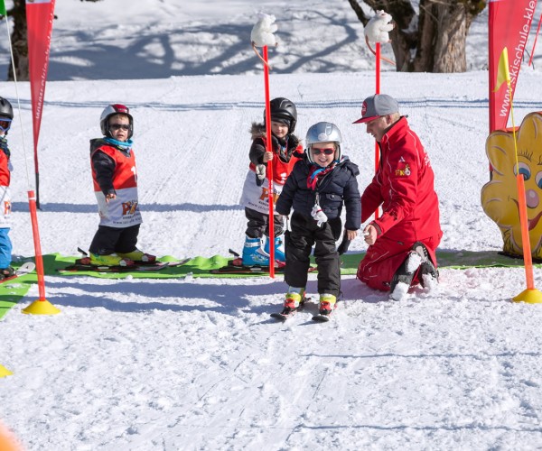 Auch die kleinen Skizwergerl absolvieren ihr erstes Skirennen! Hop hop hop!