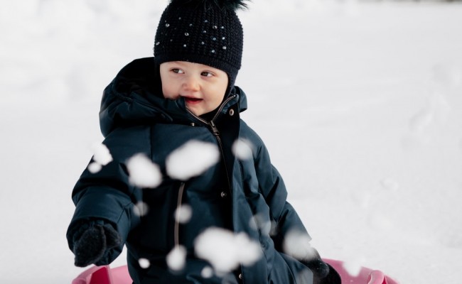 Kind spielt im Schnee © Studio Soco, Stefan Faullend