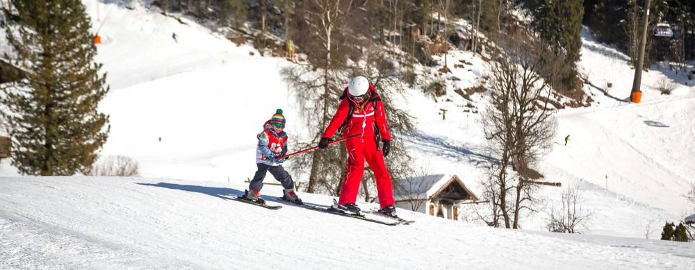 Mädchen haben Spaß beim Skifahren