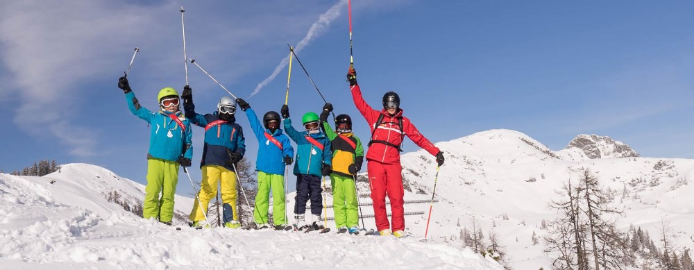 Kindergruppe beim Skifahren