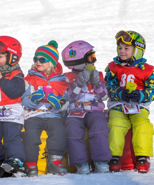 Kinder machen Pause und trinken Tee im Zwergerlskikurs am Pingoberg in Kleinarl, Ski amadé