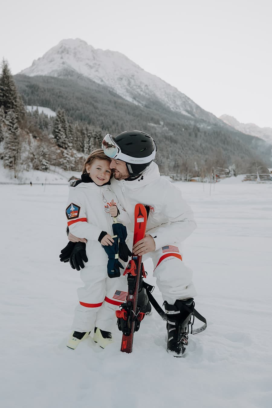 Kind und Papa bei der Kinderskischule Kleinarl im Familienskiurlaub in Ski amadé